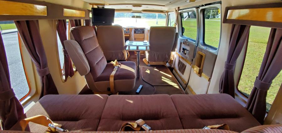 Интерьер Chevrolet G20 Conversion Van  (CG21305) 1988 года  (фото 151 из 257)